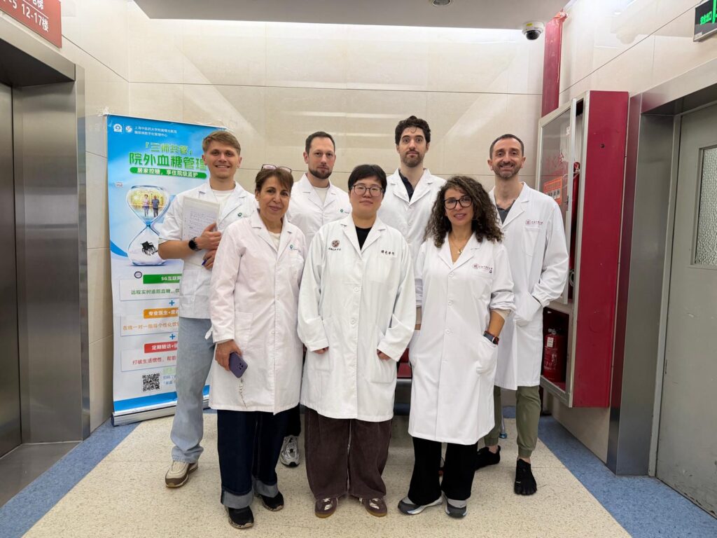 Nadia Mekki , enseignante en médecine chinoise, lors d'une immersion hospitalière, accompagnant les étudiants à Shanghai .